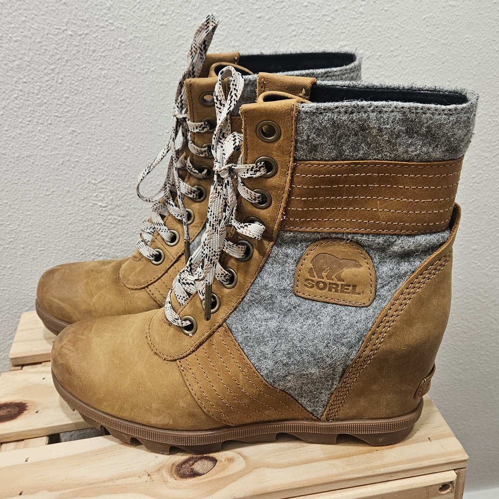 Sorel Women's Tan and Gray Boots